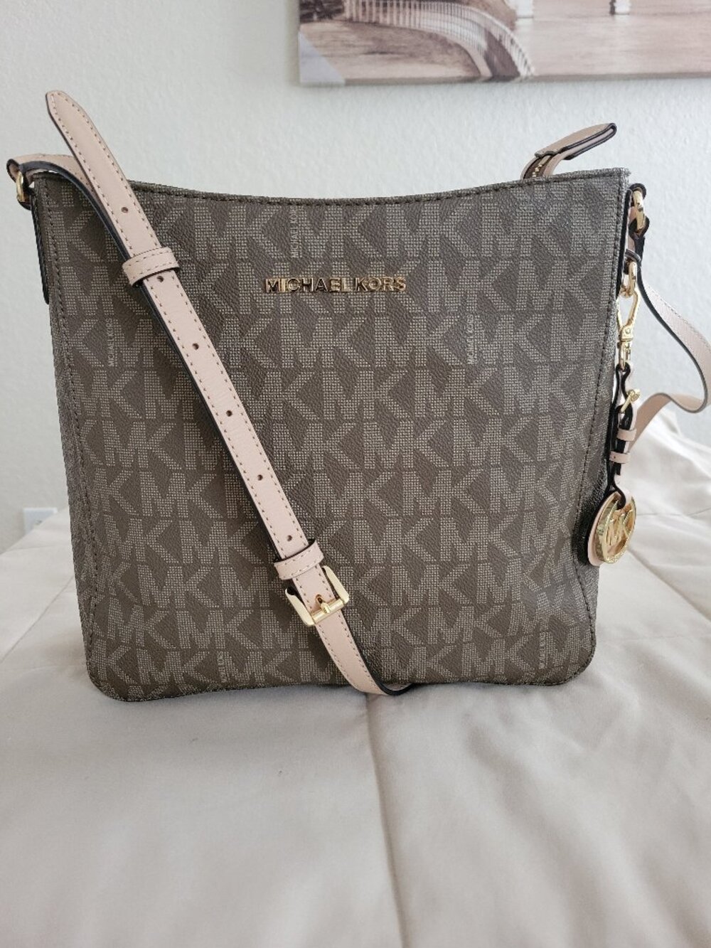 Michael kors Messenger. EUC FIRM PRICE